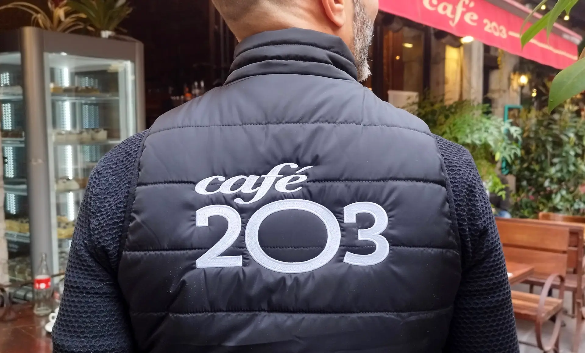 Doudoune des serveurs du cafe 203