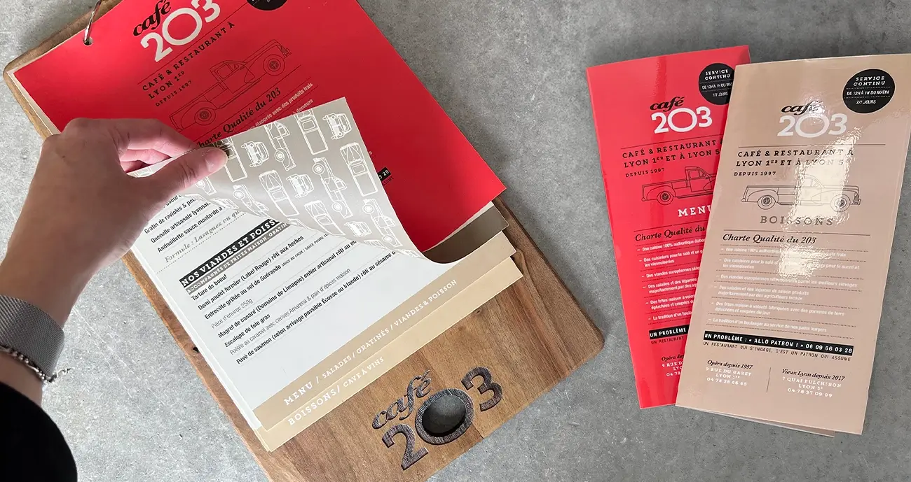 Menu en bois du cafe 203