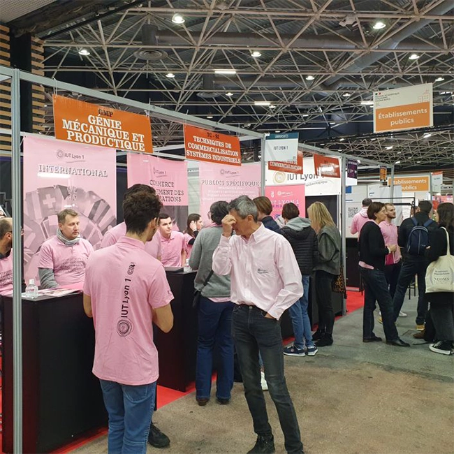 Présentation du stand de l'IUT Lyon 1 à un salon universitaire