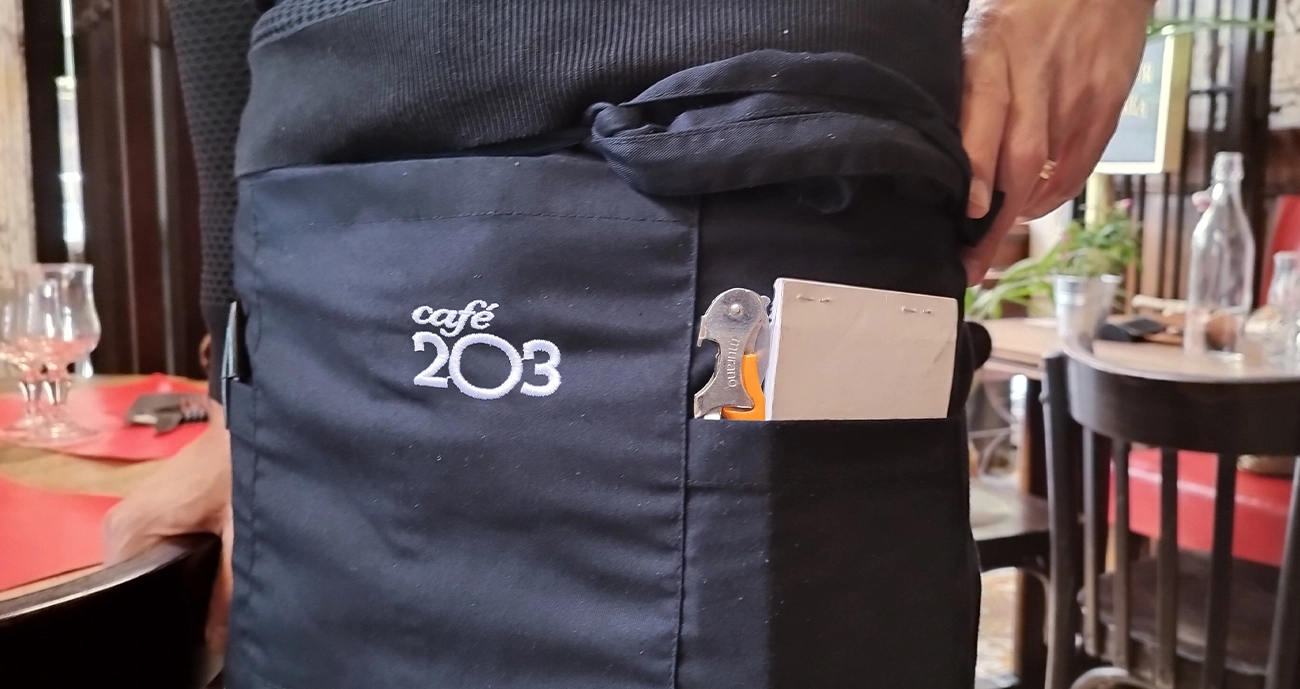 Tablier de serveur du cafe 203