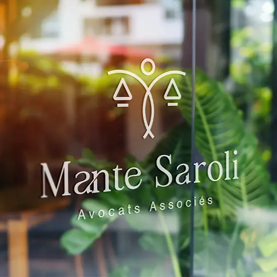 Vitrophanie du logo du cabinet d'avocats Mante Saroli