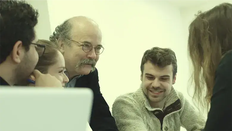 Groupe d'étudiants et leur professeur - Institut ARTS