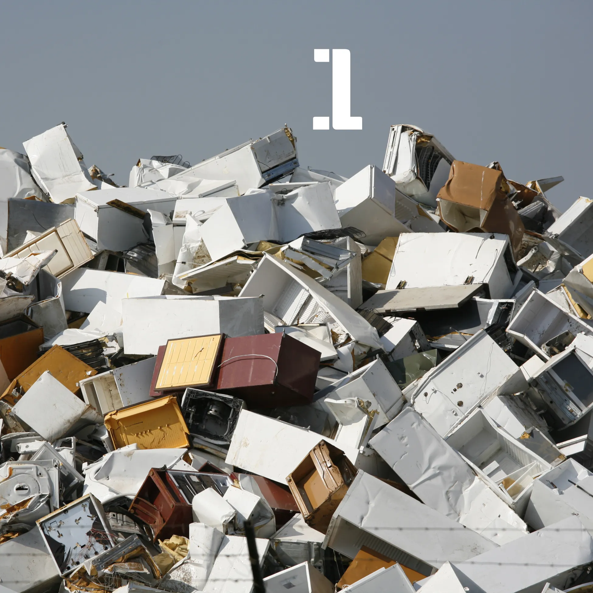 Photographie de frigos entassés avant recyclage par Refab