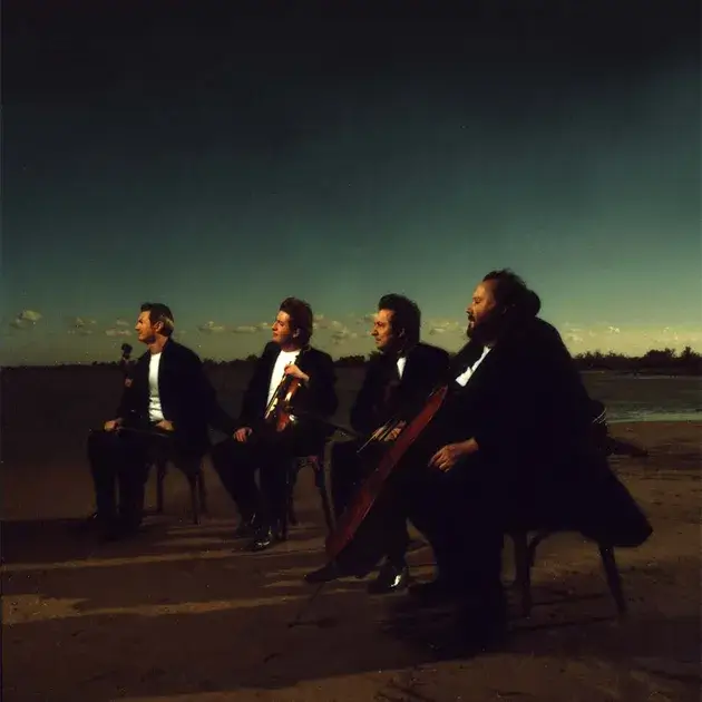 Photo du Quatuor Debussy édition 2009 - plage - assis sur une chaise