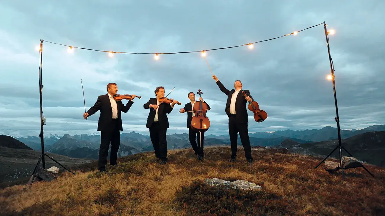 Photo du Quatuor Debussy édition 2016 - sous une guirlande au crépuscule